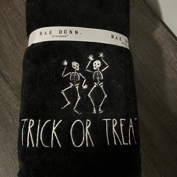 Rae Dunn set of 2 Halloween Hand towels trick or treat - Picture 3 of 3
